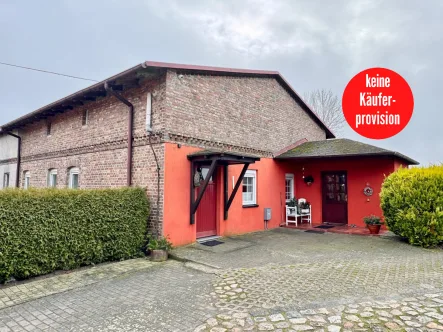 Hausansicht vom Grundstück - Haus kaufen in Strasburg - HORN IMMOBILIEN ++ Haus mit großem Grundstück bei Strasburg (Uckermark)