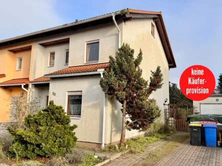 Hausansicht - Haus kaufen in Neustrelitz - HORN IMMOBILIEN ++ RESERVIERT! Neustrelitz modernisierungsbedürftige Doppelhaushälfte zu verkaufen