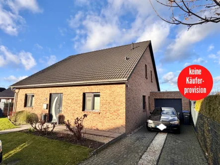 Hausansicht mit Garage - Haus kaufen in Wulkenzin / Neuendorf - HORN IMMOBILIEN ++ Einfamilienhaus mit Ausbaureserve 2 km bis Neubrandenburg, Einbauküche und Garage