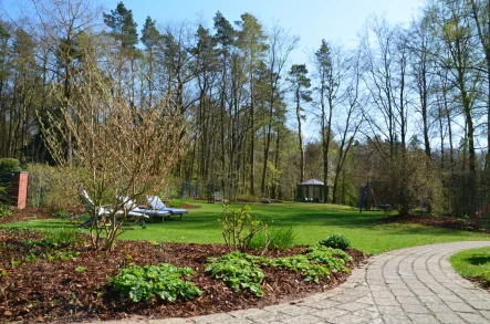 Gartenanlage - Haus kaufen in Neu Damerow - Oase am Wasser:Großes Grundstück mit zwei Häusernund Ausbaureserve