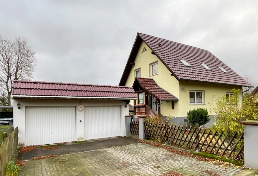 Vorderansicht - Haus kaufen in Briesen - Freistehendes Eigenheim mit Ausblick