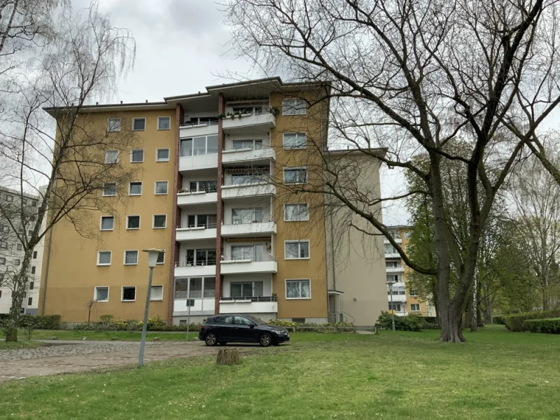 Hausansicht  - Wohnung kaufen in Berlin - Sonnenbalkon mit bester Aussicht ins Grüne