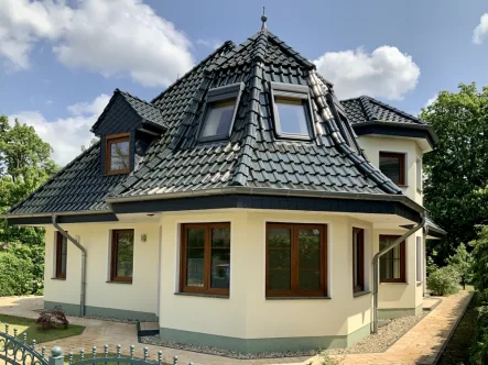 Hausansicht - Haus kaufen in Berlin - In sehr stilvoller und großartiger Architektur residieren