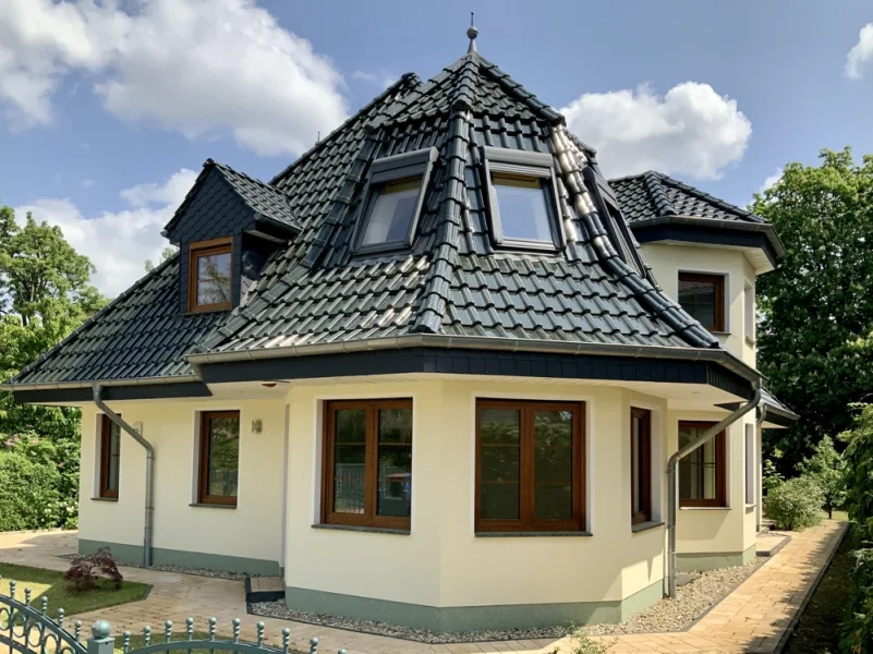 Hausansicht - Haus kaufen in Berlin / Wartenberg - In sehr stilvoller und großartiger Architektur residieren