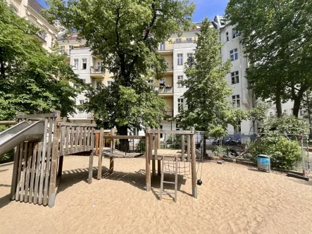 Spielplatz vor dem Haus - Wohnung kaufen in Berlin - Lage, Lage, Lage. Appartement in Kiezlage.