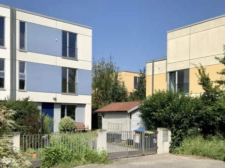 Hausansicht - Haus kaufen in Berlin / Bohnsdorf - Nur einen neuen Handtuchhalter montieren und gleich einziehen