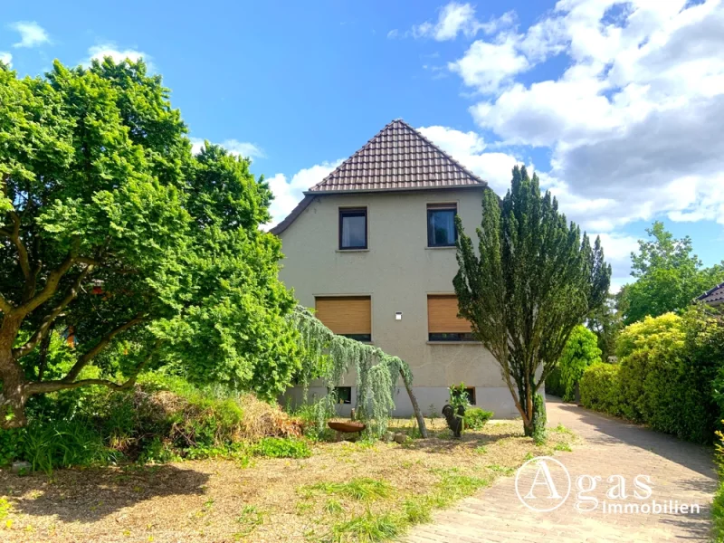 Ansicht straßenseitig - Haus kaufen in Werder (Havel) - Schönes und gepflegtes Haus mit Sonnenterrasse und Garagengebäude auf großem Grundstück in Werder