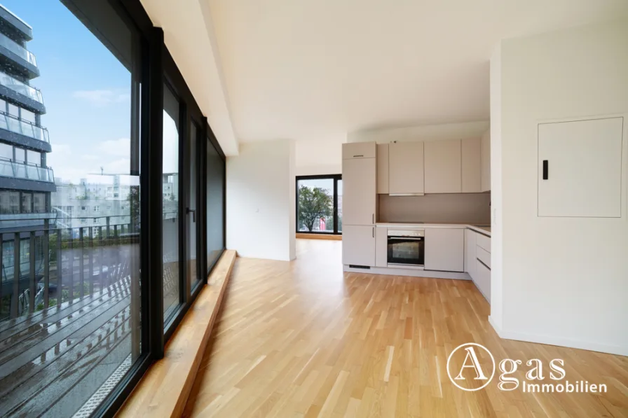 Wohnzimmer mit EBK - Wohnung mieten in Berlin - Offen geschnittene 4 Zimmer Wohnung mit ca. 119m², EBK und umlaufendem Balkon in Berlin-Mitte!