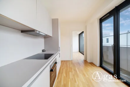 Wohnzimmer mit EBK - Wohnung mieten in Berlin - Gemütliche 3 Zimmer Wohnung mit ca. 78m², EBK und Balkon in Berlin-Mitte!