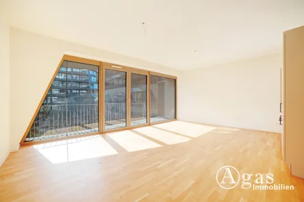 Wohnzimmer - Wohnung mieten in Berlin - Toll geschnittene 3 Zimmer Wohnung mit ca. 80m², EBK und Balkon mit grünem Ausblick direkt in Mitte!