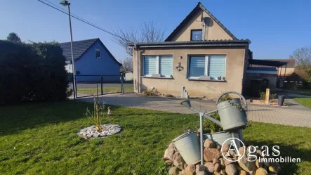 Straßenansicht - Haus kaufen in Fehrbellin / Manker - Provisionsfrei: Saniertes Einfamilienhaus mit Doppelcarport und schönem Garten in Manker