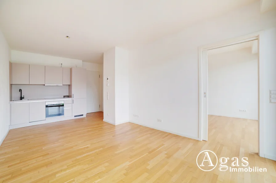 Wohnzimmer mit EBK - Wohnung mieten in Berlin - Perfekt geschnittene 2 Zimmer Wohnung mit ca. 41m², EBK und Cityblick in Berlin-Mitte!