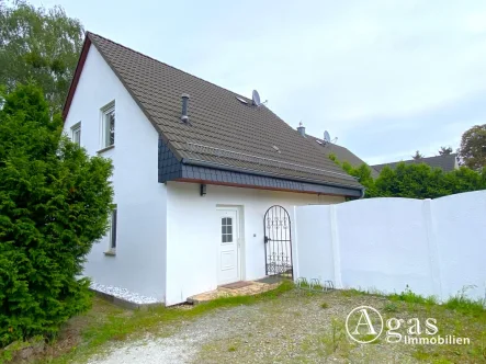 Ansicht straßenseitig - Haus mieten in Berlin / Staaken - Schönes Einfamilienhaus mit 3,5 Zimmern, Terrasse, Garten und Einbauküche in Staaken