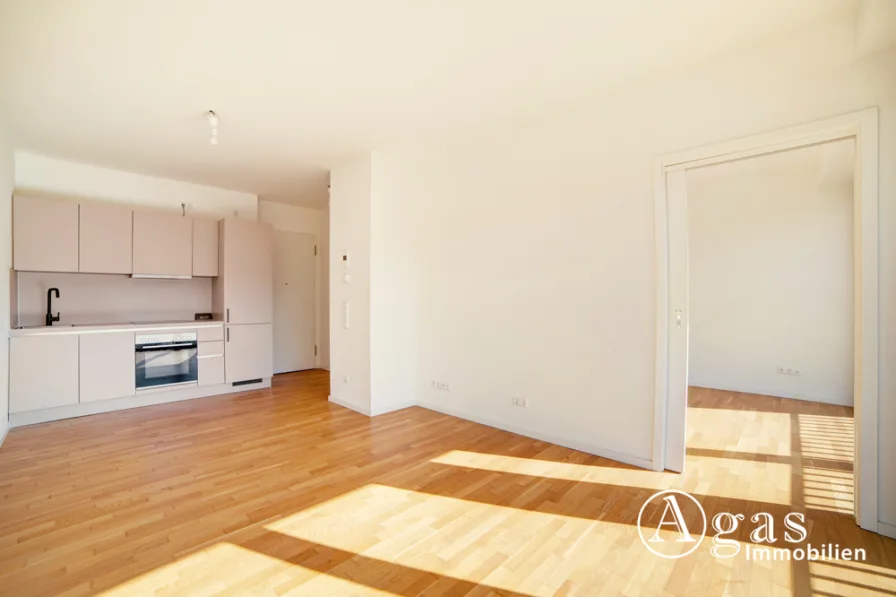 Wohnzimmer mit EBK - Wohnung mieten in Berlin - Panoramablick! Toll geschnittene 2 Zimmer Wohnung mit ca. 40m², EBK und Balkon in Berlin-Mitte!