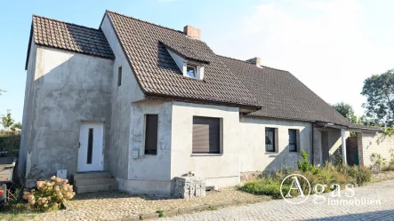 Strassenansicht - Haus kaufen in Niedergörsdorf - Einfamilienhaus mit Nebengebäuden und großem Garten