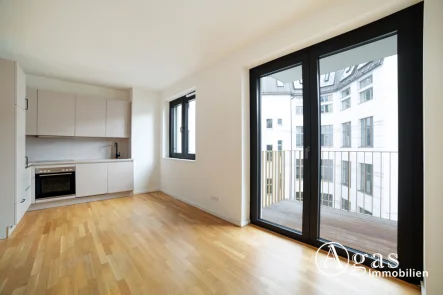 Wohnzimmer mit EBK - Wohnung mieten in Berlin - Hochwertig ausgestattete 2 Zimmer Wohnung mit ca. 52m², EBK und Balkon in Berlin-Mitte!