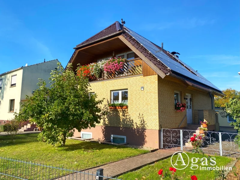 Außenansicht straßenseitig - Haus kaufen in Groß Kreutz / Jeserig - Gepflegtes Einfamilienhaus mit Photovoltaikanlage, Doppelgarage, Carport und großem Garten