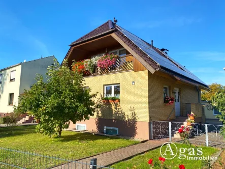 Außenansicht straßenseitig - Haus kaufen in Groß Kreutz / Jeserig - Gepflegtes Einfamilienhaus mit Photovoltaikanlage, Doppelgarage, Carport und großem Garten