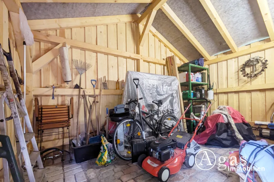 Depot für Gartengeräte am Carport