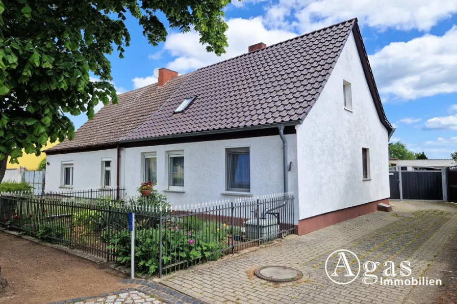 Haus Vorderansicht - Haus kaufen in Seelow / Neulangsow - Liebevoll gepflegtes Einfamilienhaus auf großem Grundstück mit Pool und zusätzlichem Ausbaupotenzial