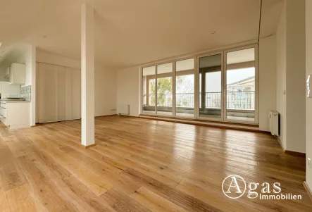 Wohn-/ Essbereich - Wohnung mieten in Berlin Friedrichshain - Lichtdurchflutete Dachgeschosswohnung mit großem Balkon in Bestlage