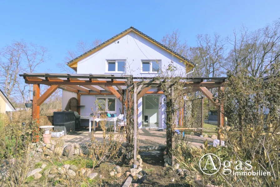 Terrasse hinter dem Haus - Haus kaufen in Rüdersdorf bei Berlin - Platz für Träume: ca. 100 m² Zuhause mit großem Garten und nachhaltigen Energielösungen