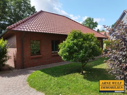 Vorderansicht  - Haus kaufen in Hagenow - Wohnen im Grünen!Bungalow zentral gelegen in Hagenow.