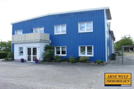 Ansicht vorn - Halle/Lager/Produktion kaufen in Lenzen (Elbe) - Neuwertige Gewerbehalle mit Bürotrakt  und Wohnung im Obergeschoss in Lenzen