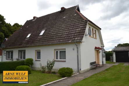 Straßenansicht - Haus kaufen in Mentin - Doppelhaushälfte  in landschaftlich schöner Lage!