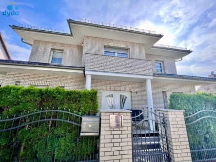 Frontansicht - Haus kaufen in Berlin - Modernes Einfamilienhaus im Klinkerbaustil im Herzen von Französisch Buchholz