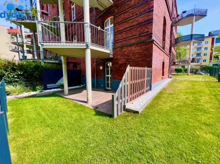 Garten mit Terrasse - Haus kaufen in Berlin - Historischer Altbau saniert Maisonette Townhaus Stil eigener Eingang, Garten, Parkplatz in Steglitz