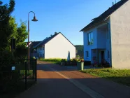 Links Spielplatz, rechts Grundstück