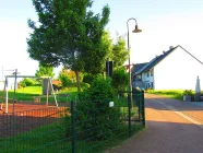 Links Spielplatz, rechts Grundstück 