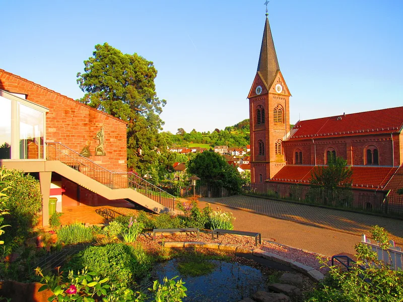 Links Schule, rechts Stadtkirche