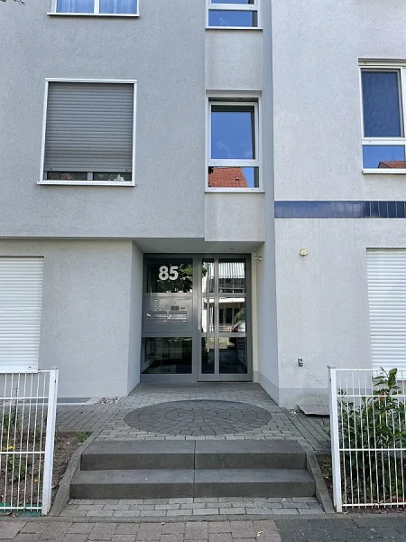  - Wohnung kaufen in Frankfurt am Main - Moderne 4 Zimmerwohnung mit EBK, Balkon und Tiefgarage zu verkaufen