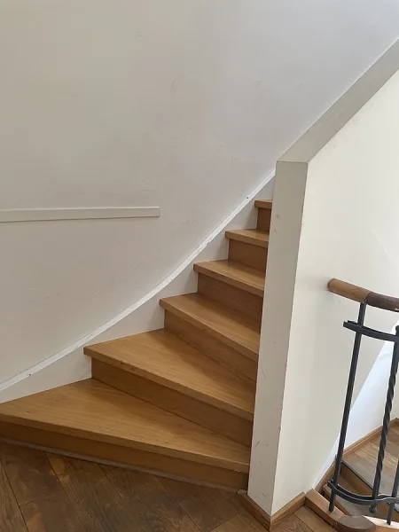 Treppe links vor der Wohnung