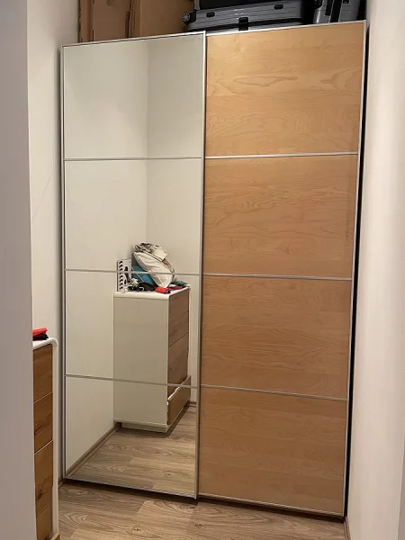 2.Kleiderschrank hinter der Kleiderschranktür