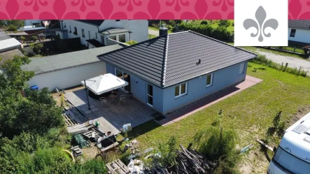 Titel - Haus kaufen in Zossen - NEUWERTIGER, ENERGIEEFFIZIENTER BUNGALOW AM FELDRAND IN ZOSSEN