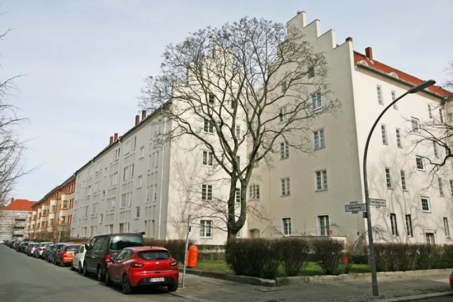 Hausansicht - Wohnung kaufen in Berlin - Bezugsfrei! Sehr helle und ruhig gelegene Altbau-Wohnung mit Sonnenbalkon
