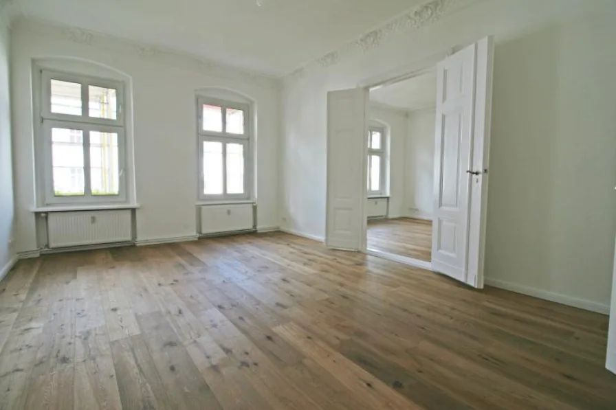 Wohnzimmer - Wohnung kaufen in Berlin - Erstbezug nach Sanierung! Großzügig geschnittene 3-Zimmer Altbauwohnung