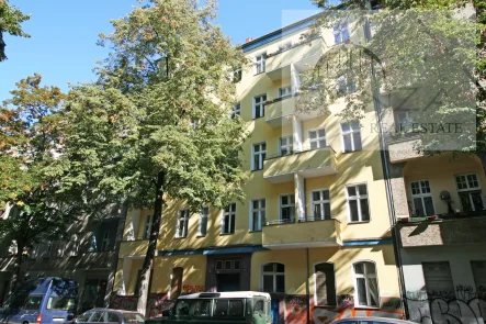 Hausansicht - Wohnung kaufen in Berlin - Gelegenheit im Reuter-Kiez: 2-Zimmer Wohnung mit darüber liegenden Dachgeschoss zum Ausbau