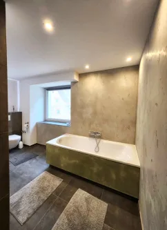 01 Bad mit Wanne. - Wohnung kaufen in Schwörstadt - Geräumige, helle, modern sanierte Altbauwohnung
