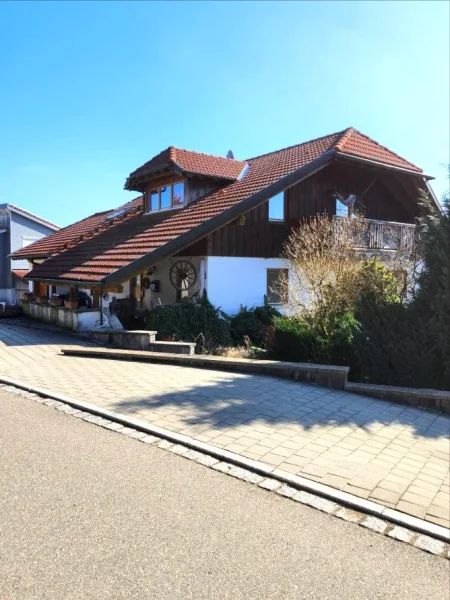 01 NW Ansicht - Haus kaufen in Rickenbach - Großgrundstück mit EFH inkl. ELW, gr. Einstellhalle mit 73 m²