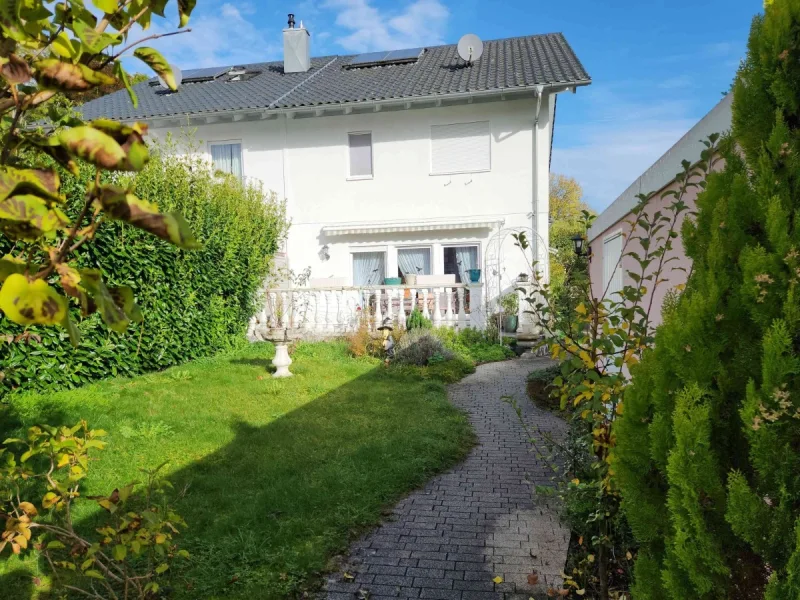 01 Ansicht Südseite - Haus kaufen in Lörrach - Schöne Immobilie in Lörrach am Tüllinger - Blick über die Stadt