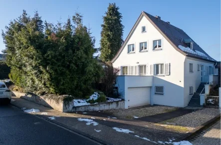 Blick von Osten-Straßenseite - Haus kaufen in Hürtgenwald-Straß - Einfamilienhaus mit Charme und Schwimmhalle in Hürtgenwald zu verkaufen.