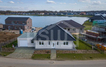 Vorderansicht - Haus kaufen in Herzlake - Bezugsfertiger Neubau!Traumhaftes Wohnen am See! Bungalow KfW40 mit Luftwärmepumpe