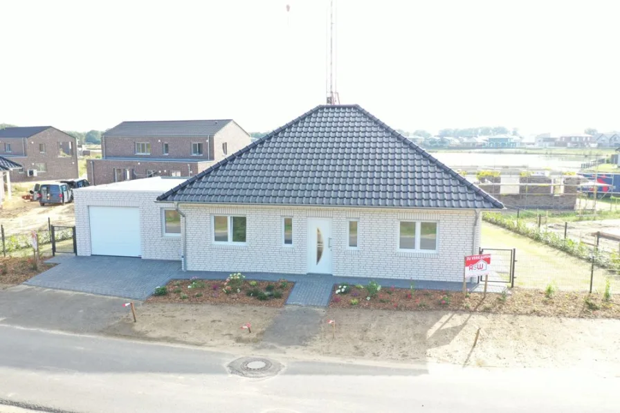 Vorderansicht - Haus kaufen in Herzlake - Bezugsfertiger Neubau!Traumhaftes Wohnen am See! Bungalow KfW40 mit Luftwärmepumpe