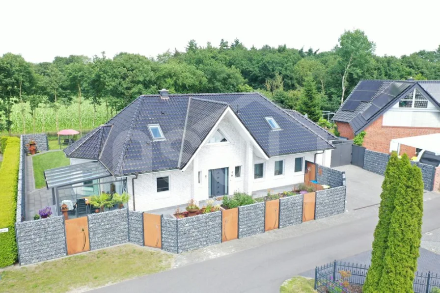 Vorderansicht  - Haus kaufen in Walchum - Hochwertig modernisierter Walmdachbungalow in traumhafter Wohnlage mit freiem Feldblick!