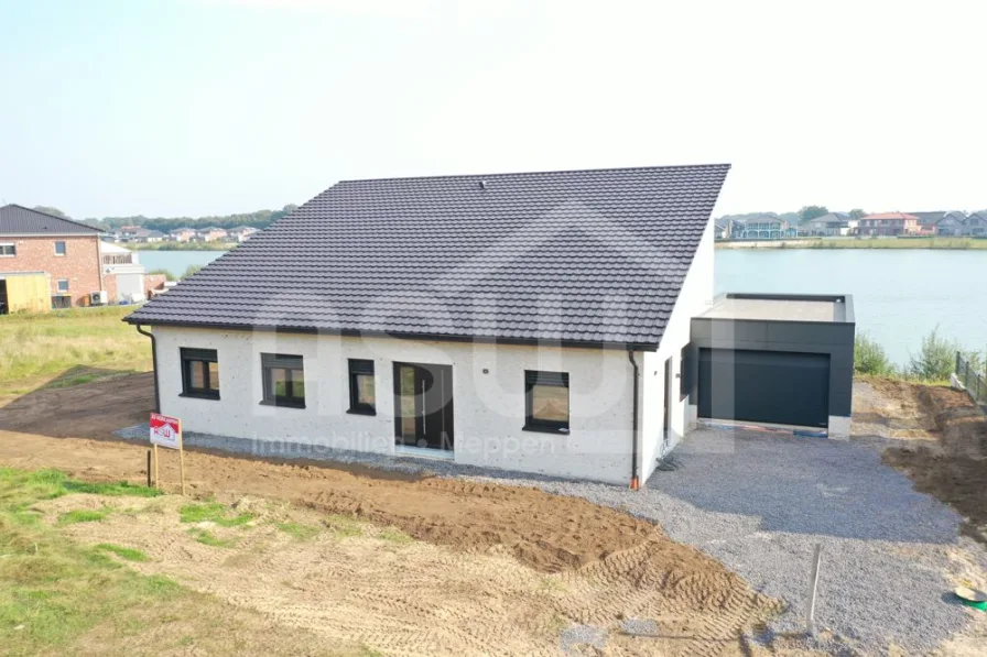 Vorderansicht - Haus kaufen in Herzlake - Ebenerdiger hochwertiger Pultdach-Bungalow in einzigartiger Lage mit direktem Seeblick!