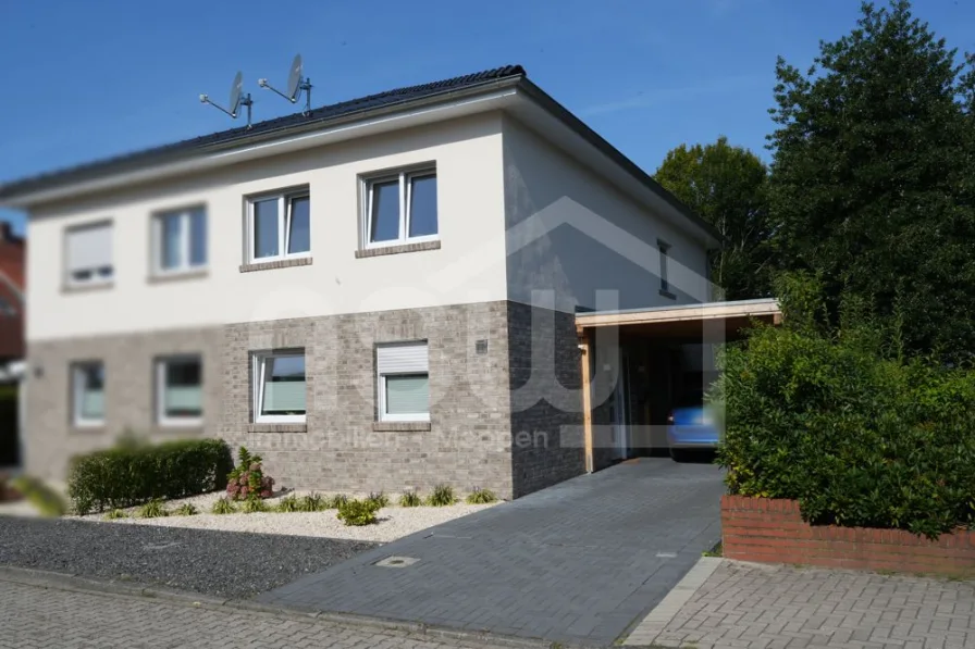 Vorderansicht - Haus kaufen in Meppen - Neuwertige zweigeschossige Doppelhaushälfte mit Carport und Gartenanteil!